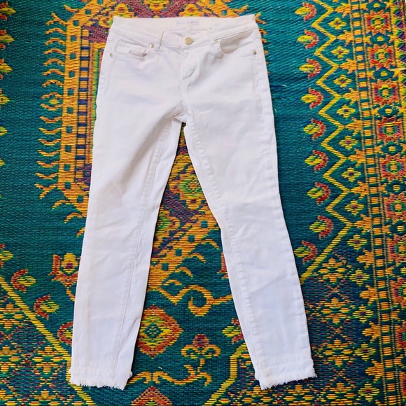 *SOLD* Ann Taylor LOFT White Jeans Frayed Ends 0 - Picture 1 of 6